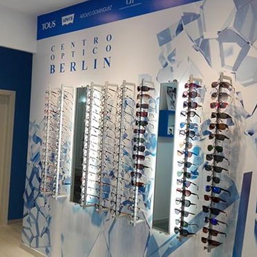 Centro Óptico Berlín gafas exhibidas